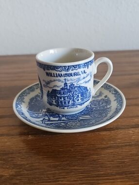 Williamsburg VA Blue and White Souvenir Demitasse Cup & Saucer Tote 11